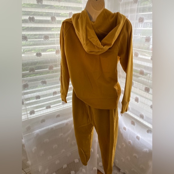 Yellow gap set with a zip up and sweatpants both size medium - Picture 4 of 4